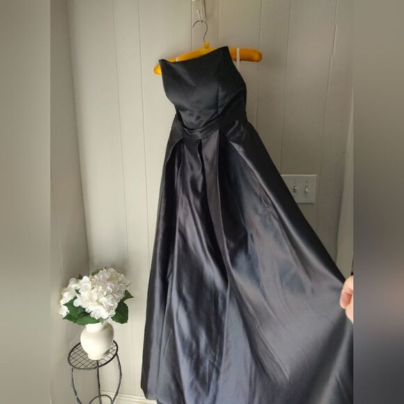 MllesReve Strapless Black Evening Gown with Slit & Short Train – Size 4-6 NWT - Picture 3 of 11